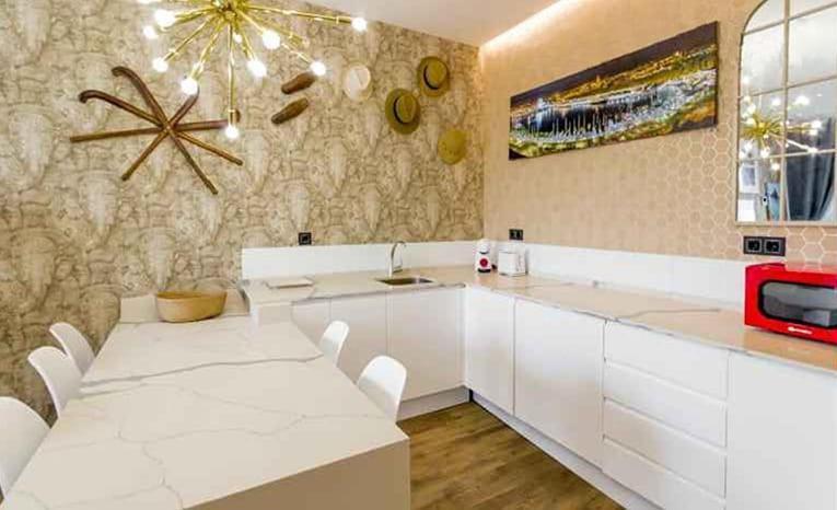 Apartamentos LOLA y MANUELA en primera línea playa Carihuela con excelente Terraza-jardin de 80 m2 frente al Mar con aparcamiento privado Ideal para descansar oyendo las olas del Mar Torremolinos Exterior foto